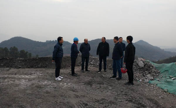 集團(tuán)公司黨委副書記、總經(jīng)理龔華東到矸石項(xiàng)目部視察 