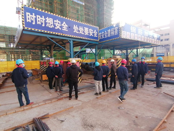 公司高管帶隊(duì)觀摩標(biāo)準(zhǔn)化工地 公司高管帶隊(duì)觀摩標(biāo)準(zhǔn)化工地