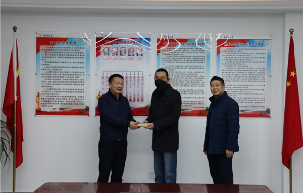 集團(tuán)公司黨委委員、副總經(jīng)理胡新付到公司走訪慰問(wèn)