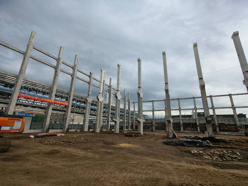 赤峰金通電解二期項目預(yù)制柱吊裝完成 赤峰金通電解二期項目預(yù)制柱吊裝完成